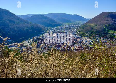 Blick von der Michaelskapelle über die Stadt Bad Urach, Schwäbische Alb, Baden-Württemberg, Deutschland. Stockfoto