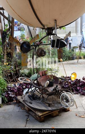 Futuristische Flying Machine oder Contraption für eine Person oder eine Person, Teil der „Aéroflorale“, gebaut von der Straßentheatergruppe „La Machine“ Stockfoto