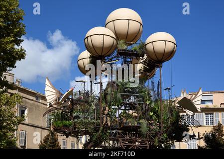 Futuristische Flugmaschine oder Contraption 'Aéroflorale', gebaut von der Street Theatre Group 'La Machine', um Pflanzenexemplare aus der ganzen Welt zu sammeln Stockfoto