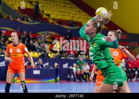 SKOPJE, MAZEDONIEN - 16. NOVEMBER: Nadja Kadovic aus Montenegro während der Hauptrunde - EHF EURO 2022 Spiel zwischen den Niederlanden und Montenegro in der Arena Boris Trajkovski am 16. November 2022 in Skopje, Mazedonien (Foto: Henk Seppen/Orange Picches) Stockfoto