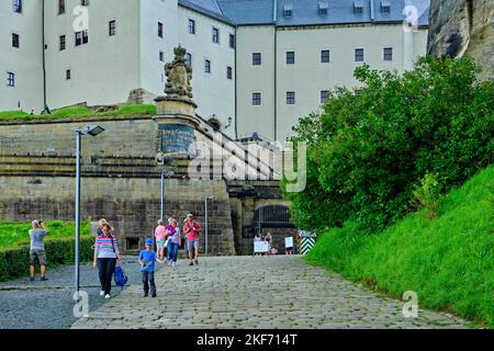 Touristische Lage vor dem Haupttor und Aufstieg zur Königsteinfestung, Königstein, Sachsen, Deutschland, 9. August 2021. Stockfoto