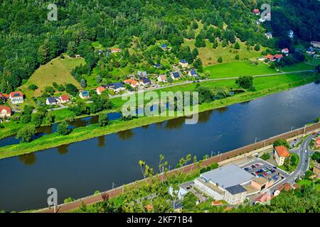 Luftaufnahme eines Teils der Stadt Koenigstein und der Elbe, Sachsenschweiz, Sachsen, Deutschland, August 9, 2021. Stockfoto