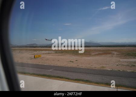 Flugzeug, das von La paz abfliegt baja california mexico Blick von der Kabine Stockfoto
