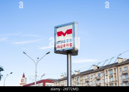 Weißrussland, Minsk - 12. september, 2022: Metro-Schild auf einem Mast aus nächster Nähe Stockfoto