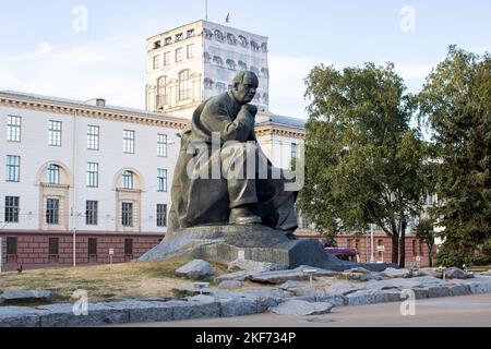 Weißrussland, Minsk - 12. september 2022: Denkmal für Yakub Kolas aus nächster Nähe Stockfoto