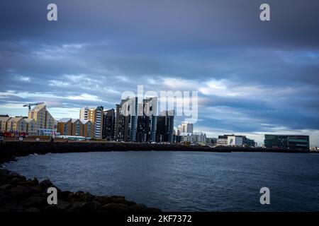 Reykjavik, Island - 10. November 2022: Stadtarchitektur an der Atlantikküste. Stockfoto