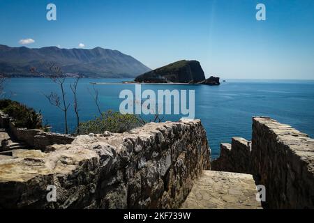 Budva, Montenegro - 28. April 2022: Blick auf die Insel Sveti Nikola (Hawaii) an der Adria von den Mauern der mittelalterlichen Zitadelle in Budva, Montenegro. Stockfoto