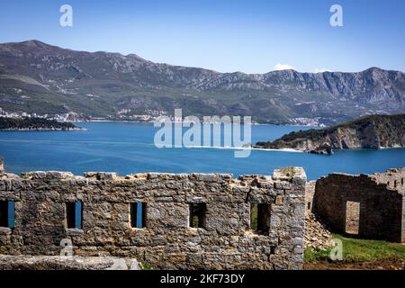 Budva, Montenegro - 28. April 2022: Blick auf die Insel Sveti Nikola (Hawaii) an der Adria von den Mauern der mittelalterlichen Zitadelle in Budva, Montenegro. Stockfoto