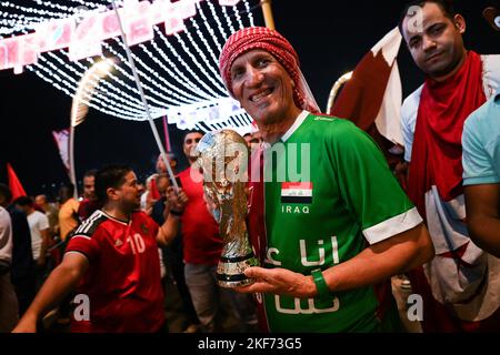 Doha, Katar. 16.. November 2022. Fußballfans marschieren über die Corniche. Am 20.11.2022 beginnt die WM mit dem Eröffnungsspiel. Quelle: Federico Gambarini/dpa/Alamy Live News Stockfoto