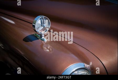 NISSWO, MN – 30. JULI 2022: Rückspiegel auf dem Kotflügel des braunen Pontiac-Oldtimers in einer Automobilausstellung, mit selektivem Fokus und geringer Schärfentiefe Stockfoto
