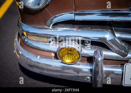 NISSWO, MN – 30. JULI 2022: Frontgrill eines Pontiac-Oldtimers aus dem Jahr 1950s mit selektivem Fokus und geringer Schärfentiefe. Stockfoto