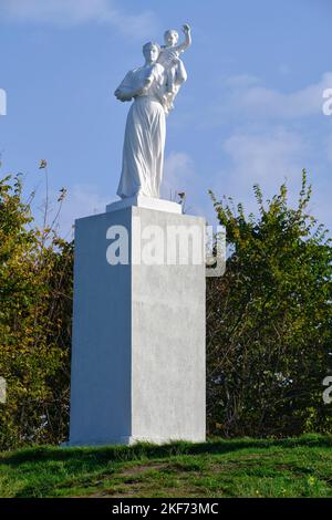 Region Königsberg, Baltijsk, Russland, 28. Oktober 2022.Skulptur einer Frau mit Kind Stockfoto