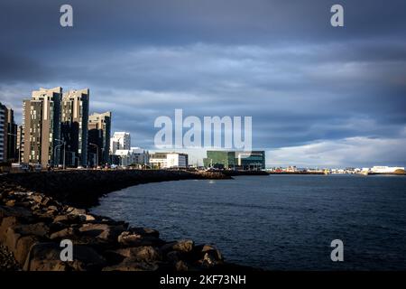 Reykjavik, Island - 10. November 2022: Stadtarchitektur an der Atlantikküste. Stockfoto