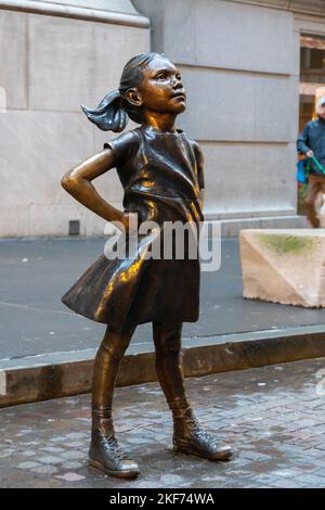 Fearless Girl Bronzeskulptur von Kristen Visbal vor Wall S Stockfoto