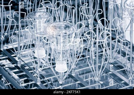 Das Glas der Glühbirne. Chemische Kolben. Chemischen Behältern. Glaswaren. Stockfoto