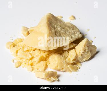 Stücke von Kakaobutter auf weißem Hintergrund Stockfoto