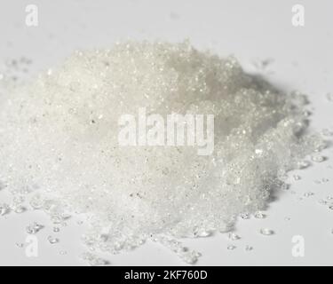 Alaumpulver, Kaliumaluminium-Sulfatpulver auf weißem Hintergrund Stockfoto