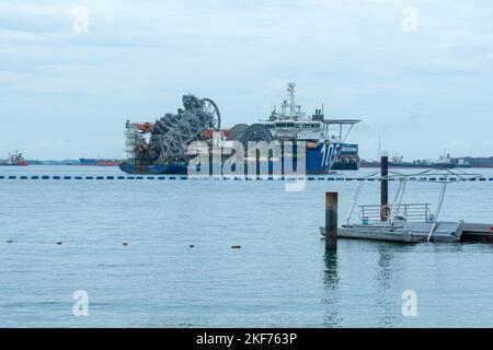 Siloso Beach Sentosa, Tankschiffe in der Straße von Singapur Stockfoto