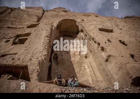 Bamyan, Afghanistan. 15.. November 2022. Zwei Taliban-Kämpfer patrouillieren an dem Ort, an dem in Bamyan eine monumentale, 38 Meter hohe Buddha-Statue in die Seite einer Klippe gehauen wurde. Zwei massive buddha-Statuen, die kleinere erreichen 38 und die größere erreichen 55 Meter, wurden um 600 n. Chr. erbaut und später von den Taliban mit Dynamit über mehrere Wochen zerstört, beginnend am 02. März 2001. Quelle: Oliver Weiken/dpa/Alamy Live News Stockfoto