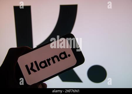 Rheinbach, Deutschland, 16. November 2022, das Markenlogo des schwedischen Zahlungsanbieters „Klarna“ auf dem Display eines Smartphones Stockfoto