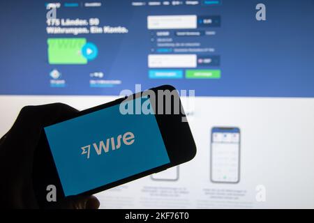 Rheinbach, Deutschland 16. November 2022, das Markenlogo des Online-Geldtransferdienstes "Wise" auf dem Display eines Smartphones Stockfoto
