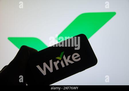 Rheinbach, Deutschland 16. November 2022, das Markenlogo „Wrike“ auf einem Smartphone-Display (Fokus auf das Markenlogo) Stockfoto