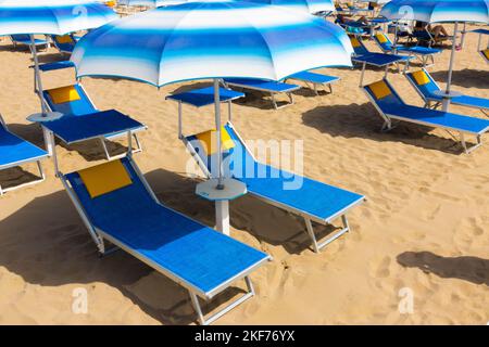 Traditionelle Strandliege und Sonnenschirm. Rimini, Italien, Stockfoto
