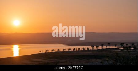 Sonnenuntergang über dem Jordan vom Toten Meer Stockfoto