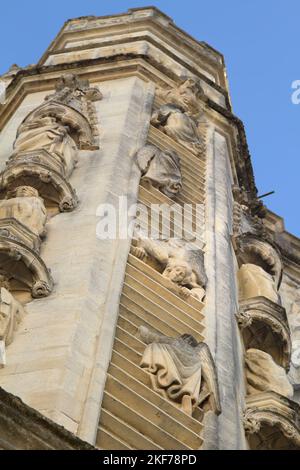 Skulptur, Schnitzerei in Bath Stone of Angels Climbing Jacobs Ladder auf der Rückseite der Bath Abbey, Bath UK Stockfoto