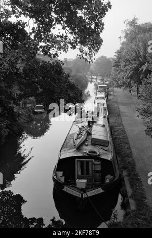 Kanalboote, Hausboote, die auf dem Kennet und dem Avon-Kanal bei Top Lock, Bath, Großbritannien, festgemacht sind Stockfoto