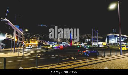 Funchal, Madeira Island, Portugal - 26. Dezember 2021: Menschen, die in der Marina spazieren gehen, sind für Weihnachten während der Weihnachtszeit geschmückt Stockfoto