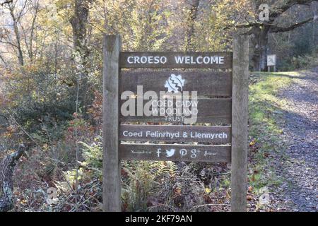 Willkommen, Croeso Wooden Sign To Coed Felinrhyd & Llennyrch, Snowdonia National Park, North Wales Stockfoto