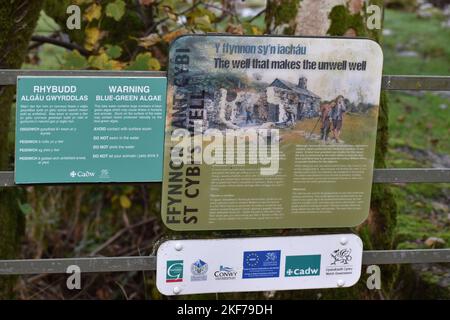 Öffentliche Informationsschilder am Eingang zum St. CyBi's Well, Llyn Peninsular, Nordwales Stockfoto