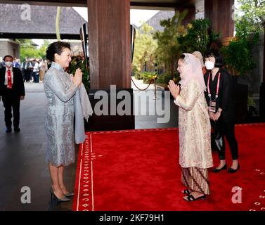 Bali, Indonesien. 16.. November 2022. Peng Liyuan, Ehefrau des chinesischen Präsidenten Xi Jinping, wird von der indonesischen First Lady Iriana Joko Widodo bei ihrer Ankunft am 16. November 2022 in Bali, Indonesien, herzlich begrüßt. Peng traf sich hier am Mittwochnachmittag mit Iriana. Quelle: Ding Lin/Xinhua/Alamy Live News Stockfoto