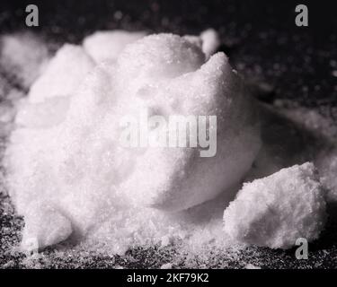 Alaumpulver, Kaliumaluminium-Sulfatpulver auf schwarzem Hintergrund Stockfoto