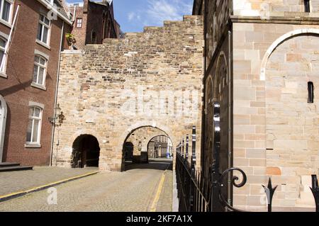 Teil einer mittelalterlichen Mauer mit einem Tor des Heiligen Servatius in Maastricht in den Niederlanden Stockfoto