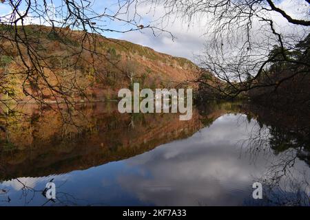 Herbstreflektionen auf Llyn Mair, (Mary's Lake) North Wales, Snowdonia National Park an Einem sonnigen Herbsttag Stockfoto