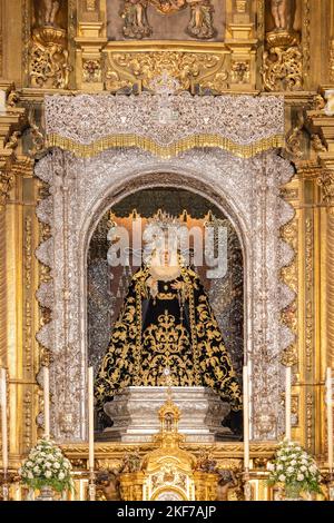 Jungfrau von Macarena auf dem Hauptaltar der Kirche La Macarena in Sevilla, andalusien, spanien Stockfoto