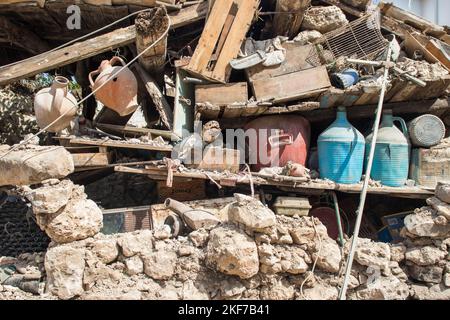 Heraklion, Kreta, Griechenland, 28. September 2021: Ein Tag nach dem katastrophalen Erdbeben der Stärke 5,8 in Arkalochori. Eingestürzte Steinmauer Stockfoto