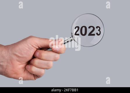 2023 Neujahr Analyse, Vorhersage durch Lupe. Hochwertige Fotos Stockfoto