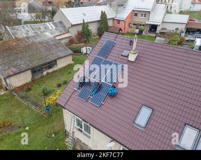 Installation von Photovoltaik-Paneelen. Luftaufnahme des Baus des Photovoltaikkraftwerks des Einfamilienhauses. Stockfoto
