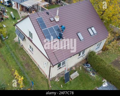 Installation von Photovoltaik-Paneelen. Luftaufnahme des Baus des Photovoltaikkraftwerks des Einfamilienhauses. Stockfoto