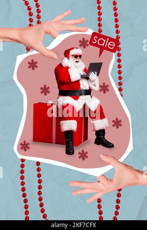 Vertikale kreative Collage Bild von großen Armen lustig santa claus beeindruckt Kostüm hält Netbook online bestellen riesigen Umsatz Shopping-Geschenke Stockfoto