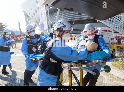 Seoul, Südkorea. 16.. November 2022. Ein Katastrophenmedizinerteam führt im Rahmen des Notfallrettungstrainings in einem Park in Seoul eine Patientenklassifizierung und eine Transferschulung durch. Das „Safe Korea Training 2022“ ist eine Sitzung, bei der vom 14. Bis 25. November landesweit das Katastrophenabwehr-System überprüft wird, um insgesamt 1.433 Schulungen in 300 zentralen Ministerien, lokalen Regierungen und öffentlichen Institutionen durchzuführen. (Foto von Kim Jae-Hwan/SOPA Images/Sipa USA) Quelle: SIPA USA/Alamy Live News Stockfoto