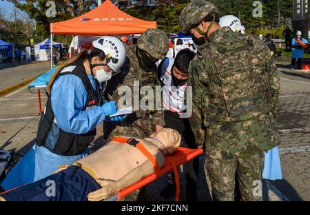 Seoul, Südkorea. 16.. November 2022. Ein Katastrophenmedizinerteam führt im Rahmen des Notfallrettungstrainings in einem Park in Seoul eine Patientenklassifizierung und eine Transferschulung durch. Das „Safe Korea Training 2022“ ist eine Sitzung, bei der vom 14. Bis 25. November landesweit das Katastrophenabwehr-System überprüft wird, um insgesamt 1.433 Schulungen in 300 zentralen Ministerien, lokalen Regierungen und öffentlichen Institutionen durchzuführen. (Foto von Kim Jae-Hwan/SOPA Images/Sipa USA) Quelle: SIPA USA/Alamy Live News Stockfoto