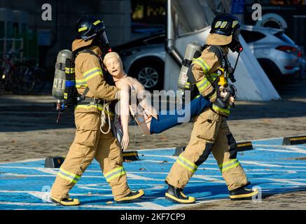 Seoul, Südkorea. 16.. November 2022. Feuerwehrleute, die eine Patientenklassifizierung und eine Transferschulung bei der Notfallschulung für Katastrophenfälle durchführen, die in einem Park in Seoul abgehalten wurde. Das „Safe Korea Training 2022“ ist eine Sitzung, bei der vom 14. Bis 25. November landesweit das Katastrophenabwehr-System überprüft wird, um insgesamt 1.433 Schulungen in 300 zentralen Ministerien, lokalen Regierungen und öffentlichen Institutionen durchzuführen. (Foto von Kim Jae-Hwan/SOPA Images/Sipa USA) Quelle: SIPA USA/Alamy Live News Stockfoto