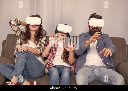 Angst Familie tragen vr Brille sitzen auf dem Sofa zu Hause, virtuelle Realität Stockfoto