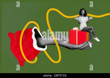 Kreative Foto 3D Collage Kunstwerk Poster Postkarte von lustigen funky Miniatur Mädchen sitzen große menschliche Hand Box isoliert auf Malerei Hintergrund Stockfoto