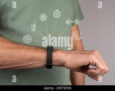 Fitness-Armband an der Hand, Handgelenk des Mannes Nahaufnahme. Aktivität, Schlaf, Fitnesstraining, Mess- und Kontrollkonzept. Hochwertige Fotos Stockfoto