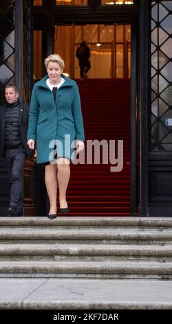 Berlin, Deutschland. 16.. November 2022. Franziska Giffey (SPD), Regierende Bürgermeisterin von Berlin, verlässt das Rote Rathaus. Vor dem Hauptportal kommentiert sie Journalisten zur Entscheidung des Berliner Verfassungsgerichts, dass die Wahlen zum Repräsentantenhaus und zu den Bezirksräten wiederholt werden müssen. Quelle: Paul Zinken/dpa/Alamy Live News Stockfoto